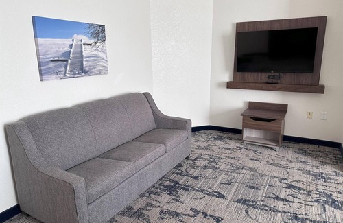 New Berlin Hotel | La Quinta Inn & Suites by Wyndham Milwaukee SW New Berlin