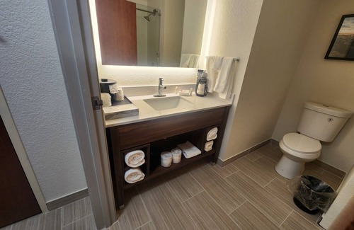 New Berlin Hotel | La Quinta Inn & Suites by Wyndham Milwaukee SW New Berlin