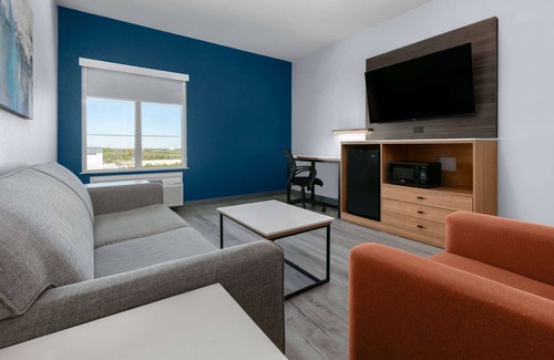 Burleson Hotel | La Quinta Inn & Suites by Wyndham Ft. Worth - Burleson