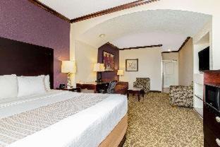 Burleson Hotel | La Quinta Inn & Suites by Wyndham Ft Worth-Burleson