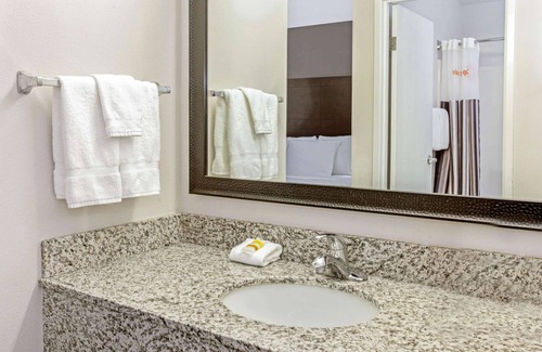 Delafield Hotel | La Quinta Inn & Suites by Wyndham Milwaukee Delafield