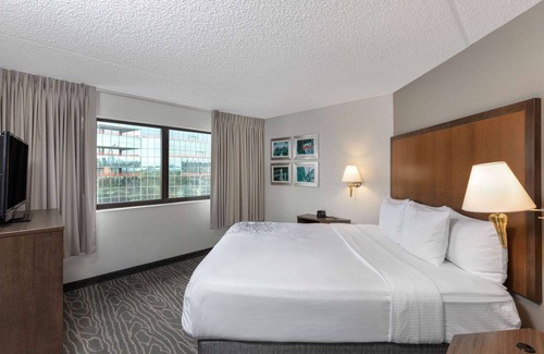 Secaucus Hotel | La Quinta Inn & Suites by Wyndham Secaucus Meadowlands