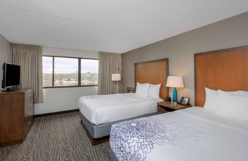 Secaucus Hotel | La Quinta Inn & Suites by Wyndham Secaucus Meadowlands