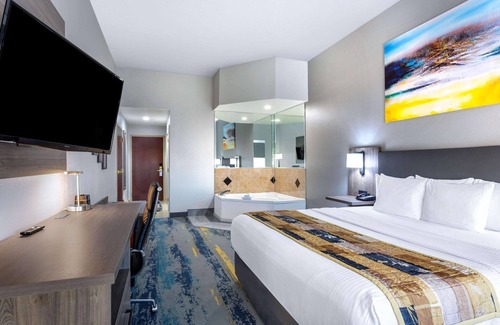 Pinecrest West Park Hotel | La Quinta Inn & Suites by Wyndham Tampa Central