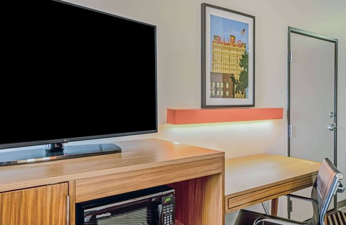 Brazos Hotel | La Quinta Inn & Suites by Wyndham Waco Downtown - Baylor