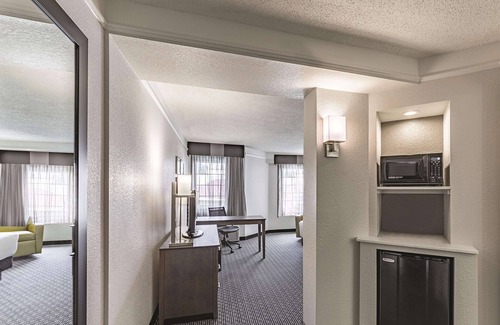 North Burnet Hotel | La Quinta Inn & Suites by Wyndham Austin Near The Domain