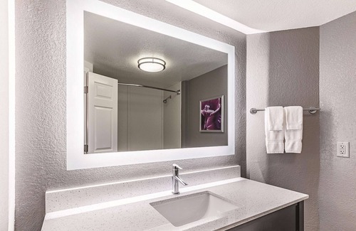 North Burnet Hotel | La Quinta Inn & Suites by Wyndham Austin Near The Domain