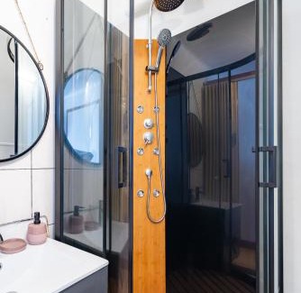 Bourbonne-les-Bains Apartamento | La Rosée - Studio Zen à 50m des Thermes - Vue Casino, SDD hydromassante, Smart TV