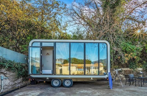Monrovia Apartamento | LA's Coolest Micro Mansion