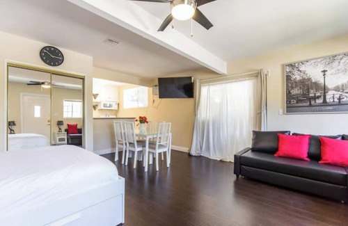 Reseda Apartamento | LA Studio w/Gated Parking-Amazing Location & Value