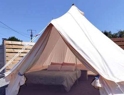 Sigournais Otro | La tente de l'atelier de la Gare
