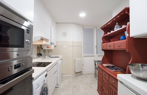 Gros Apartamento | LA TERRACE, in front of La Zurriola beach, WiFi, perfect for big families