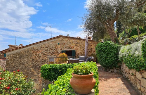 Cetona Casa | La Terrazza, Cetona, Tuscany, historic stone house with garden.