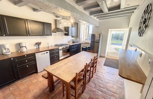 Longuefuye Casa | La Touche et son Pressoir, 12 rooms, 11 bathrooms and indoor swimming pool (April to Oct)