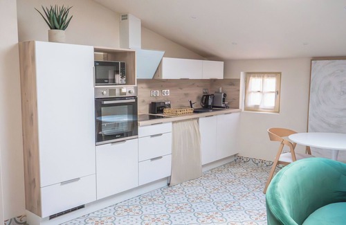 Pezenas Apartamento | La Tour, Gîte Haut de Gamme aux Charpentes Apparentes, Avec Piscine et Sauna