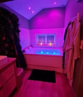 Saint-Denis-de-Mere Casa | La Vallée Secrète - Love Hôtel