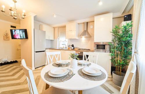 Dumbravita Apartamento | La Vie en Rose Chic French-Style Apartment with Parking in Timisoara