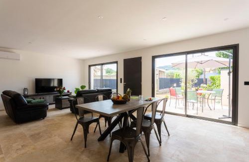 Saint-Victor-la-Coste Casa | La Villa de l'Olivier - Maison climatisée pour 6