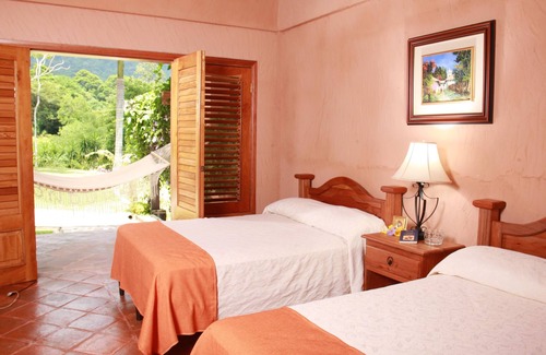 Corozal Cama Y Desayuno | La Villa de Soledad B&B
