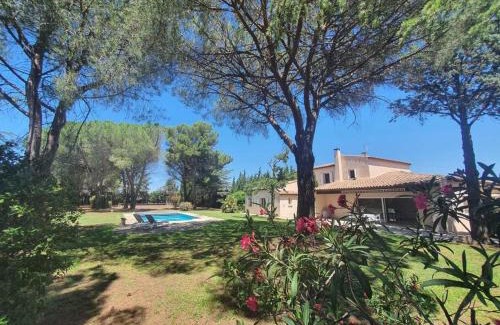 Garons Villa | La Villa des Pins avec piscine et tennis