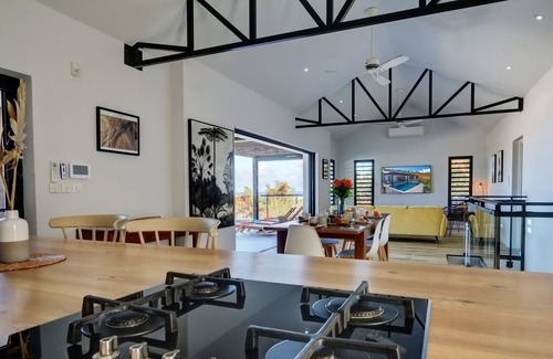 St Gilles-les-Bains Villa | La Villa Azur Saint-Gilles ***** - Reunion Island - Seaview, Pool, Beach & BBQ!