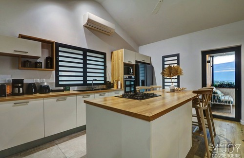 St Gilles-les-Bains Villa | La Villa Azur Saint-Gilles ***** - Reunion Island - Seaview, Pool, Beach & BBQ!