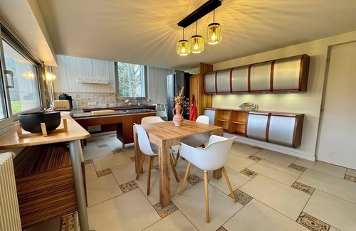 Belleville-sur-Vie Villa | La Villa - Swimming pool - Billiards