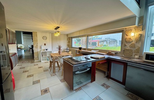 Belleville-sur-Vie Villa | La Villa - Swimming pool - Billiards