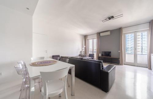 Centro Direzionale Apartamento | La Vista sulla Città - 8vo Piano Attico Mozzafiato