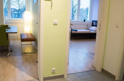 Langenfeld Apartamento | LA04 Apartment in Langenfeld with TV & WiFi