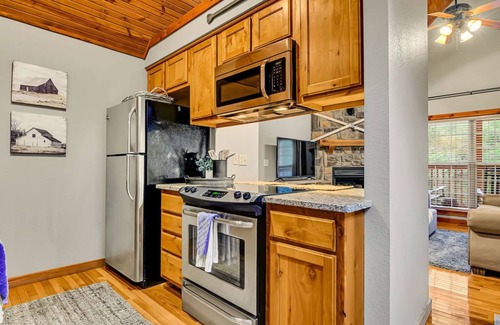 Branson West Cabina | Free Silver Dollar City Tickets! Cozy Cabin, Gated Stone Bridge Resorts with Ideal Location!