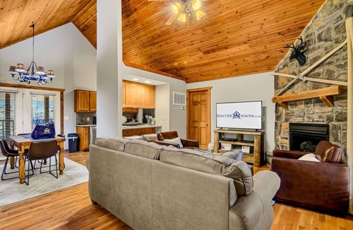 Branson West Cabina | Free Silver Dollar City Tickets! Cozy Cabin, Gated Stone Bridge Resorts with Ideal Location!