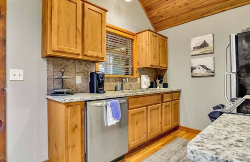 Branson West Cabina | Free Silver Dollar City Tickets! Cozy Cabin, Gated Stone Bridge Resorts with Ideal Location!