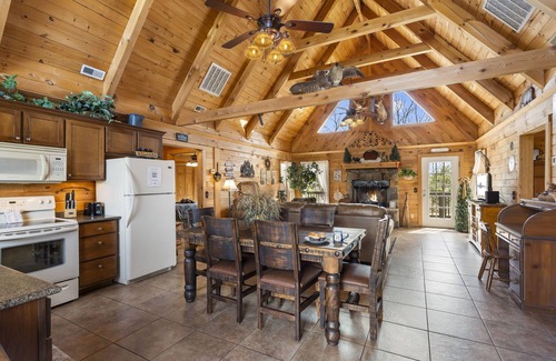 Branson Cedars Cabina | Labor Day Open, Real Log Cabin Near Big Cedar w Pvt Fire Pit Hot Tub Wood View Free Tickets