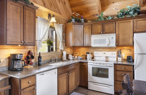 Branson Cedars Cabina | Labor Day Open, Real Log Cabin Near Big Cedar w Pvt Fire Pit Hot Tub Wood View Free Tickets