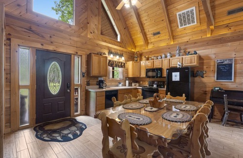 Branson Cedars Cabina | Increíble cabaña de madera, enclavada en el bosque, piscina disponible, bañera de hidromasaje cerca de Big Cedar - Three Bear Lodge