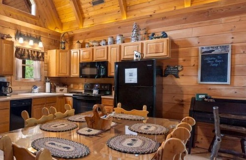 Branson Cedars Cabina | Increíble cabaña de madera, enclavada en el bosque, piscina disponible, bañera de hidromasaje cerca de Big Cedar - Three Bear Lodge