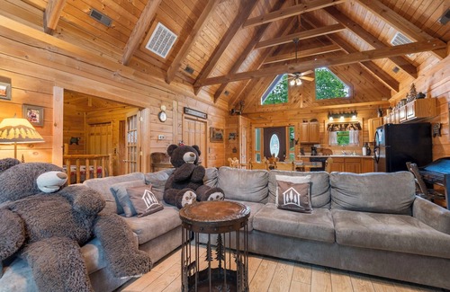 Branson Cedars Cabina | Increíble cabaña de madera, enclavada en el bosque, piscina disponible, bañera de hidromasaje cerca de Big Cedar - Three Bear Lodge
