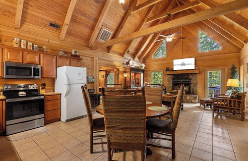 Branson Cedars Cabina | Increíble aislado, HotTub, bañeras de chorro, Woods, Near Big Cedar y Shows Firepit - Ole Hickory
