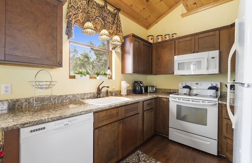 Blue Eye Casa | Labor Day Open-Secluded Home- Mountain Estate with Stunning Lake Views & Cleared Trail to water!