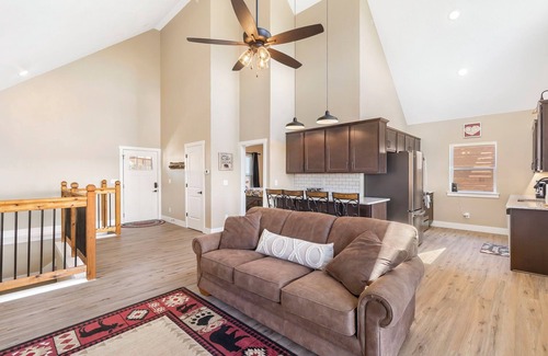 Kimberling City Casa | Labor Day Open, Games, Two Decks, Cmty Pool, Play Area, Pickleball, Free Tickets! Wilderness View