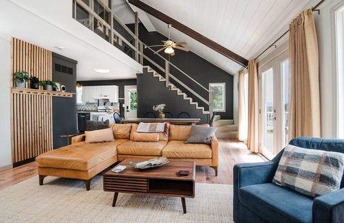 Boyne Falls Chalet De Esquí | Cozy getaway, family FUN! 4 Private Bedrooms, Hot Tub, Game room