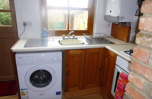 Bedale Cabaña | Laburnum Cottage. Long enclosed dog friendly garden leading to the beck.