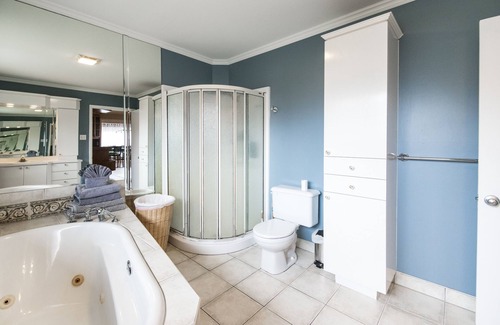 Lac-Brome Chalet De Esquí | Lac Brome 5 Bedrooms Classic Vacation Home with Hot tub (CITQ # 133781)