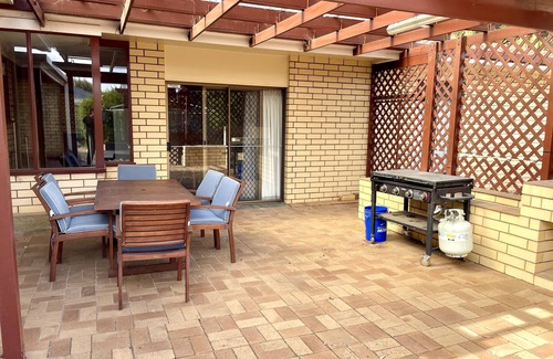 Kangaroo Island Casa | Lacey’s Holiday House - 5 minute walk to town precinct