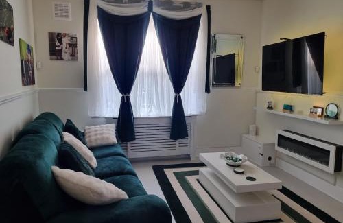 Bow West Casa | Lackco's Dulux Room for Royals