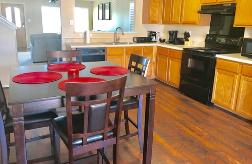Southside Casa | Lackland / BMT / PISCINA CLIMATIZADA / SEAWORLD / RIVERWALK / Six flags /