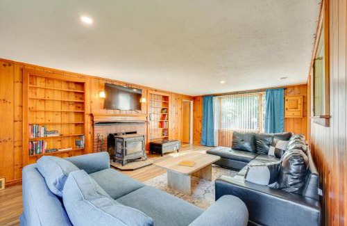 Weirs Beach Casa | Laconia Resort Home Less Than 2 Mi to Lake Winnipesaukee