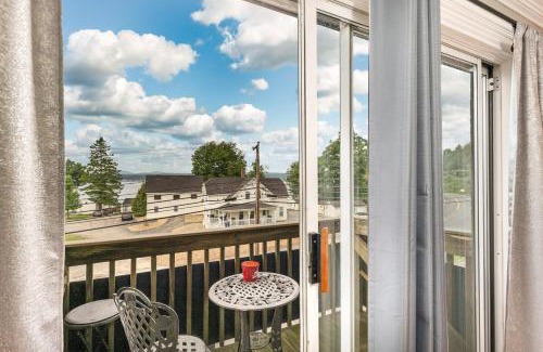 Gilford Apartamento | Laconia Vacation Spot, Pool ,Free WiFi & Parking at 131 Lake Street
