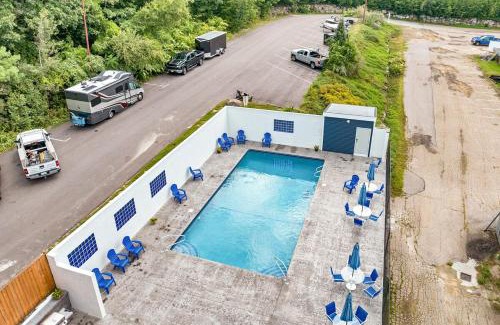 Gilford Apartamento | Laconia Vacation Spot, Pool ,Free WiFi & Parking at 131 Lake Street